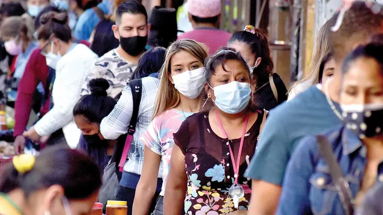Personas caminan por la calle con barbijos. DICO SOLÍS