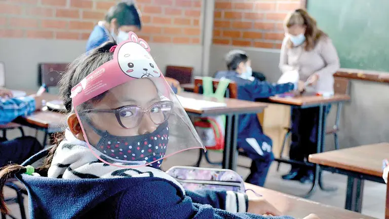 Una niña con visor y barbijo pasa clases en un establecimiento educativo. DICO SOLÍS