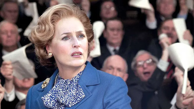 La actriz estadounidense Gillian Anderson como Margaret Thatcher en la cuarta temporada de &ldquo;The Crown&rdquo;. NETFLIX
