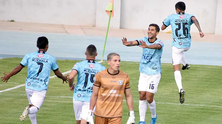 Los jugadores de Aurora celebran uno de los goles ante Blooming, en el Félix Capriles. DICO SOLÍS