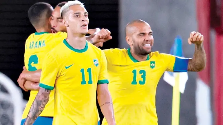 Dani Alves (d) celebra un gol con Brasil. EFE