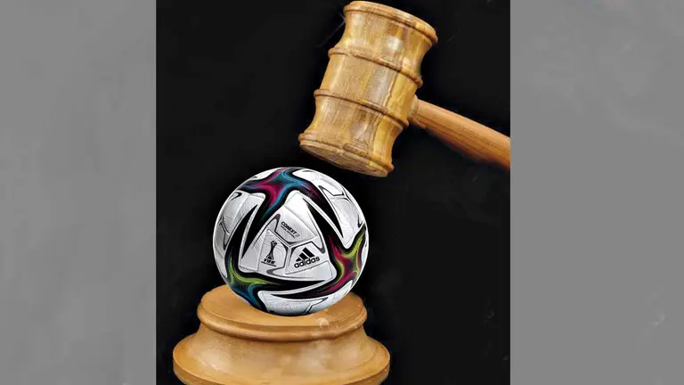 Una imagen referente a la justicia en el fútbol, con dos íconos del tema.OPINIÓN