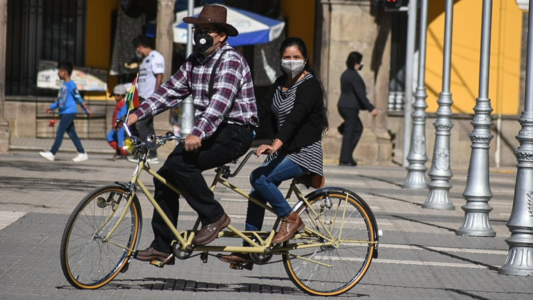 Participantes de la caravana de bicicletas cl&aacute;sicas por el aniversario de Cochabamba. DICO SOL&Iacute;S