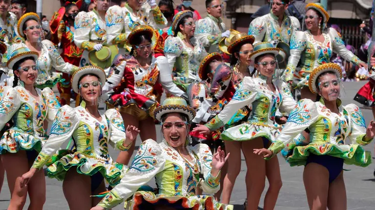Un grupo de bailarines hace la demostración de los pasos del caporal. EFE
