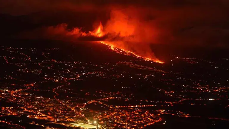 M&aacute;s de 5.000 evacuados por erupci&oacute;n volc&aacute;nica en la isla espa&ntilde;ola de La Palma. EFE