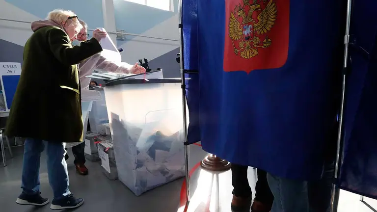 Una mujer emite su voto en las elecciones de Rusia. EFE