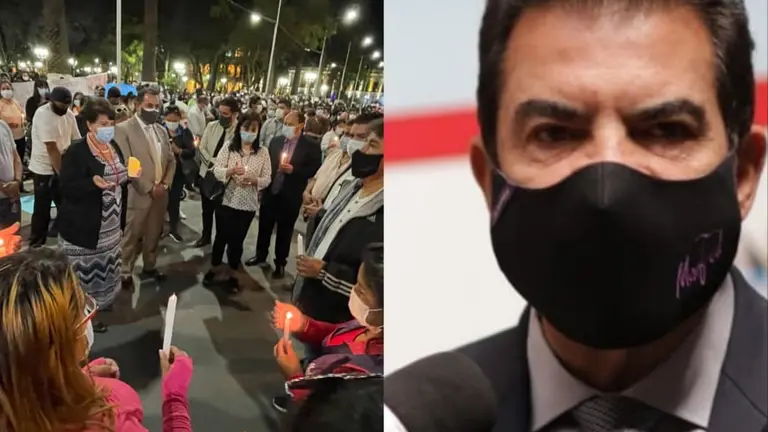 Ciudadanos rezan, con velas en mano, por el Alcalde. Del otro lado, Manfred Reyes Villa.