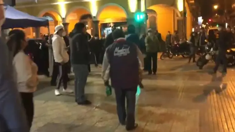 Momento en el que el periodista Miguel Rojas Fern&aacute;ndez intentaba filmar y debi&oacute; cortar su transmisi&oacute;n. Captura de video