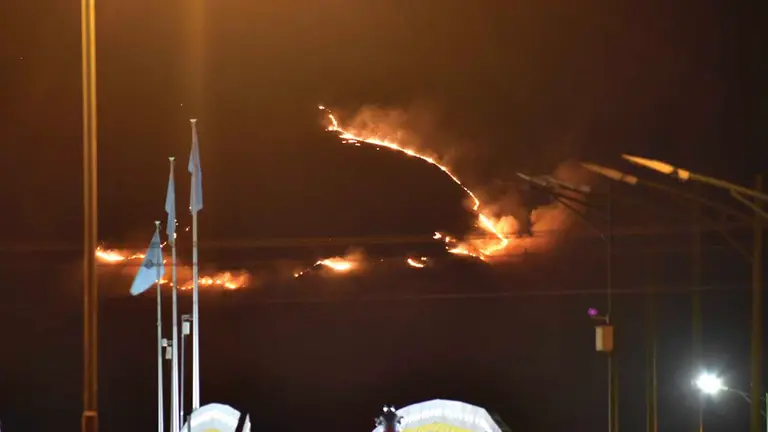 Imagen referencial del incendio en el Parque Tunari, anoche. DICO SOLÍS