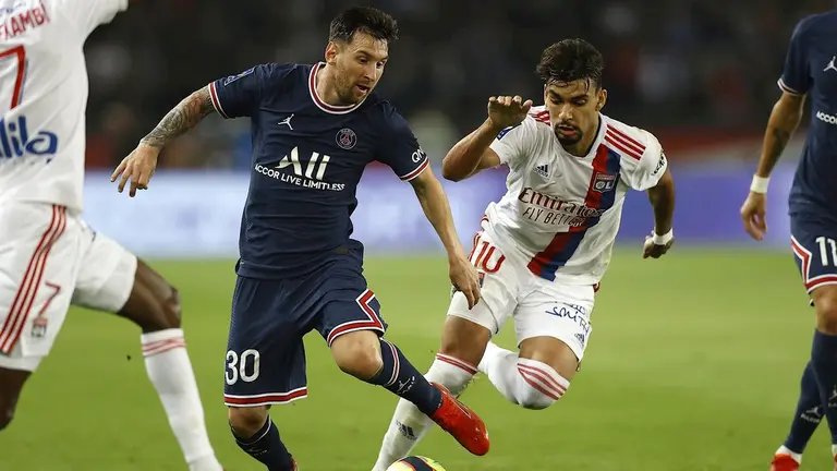 Lionel Messi protagoniza una acción de juego en el partido contra el Lyon. EFE