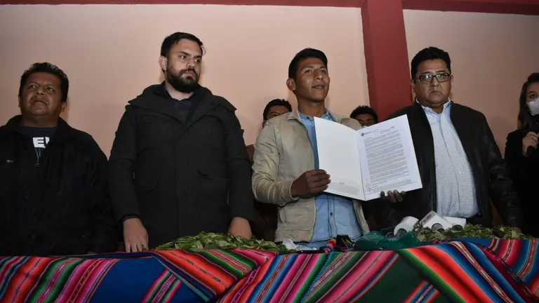 El ministro de Gobierno, Eduardo Del Castillo y el Ministro de Desarrollo Rural, Remmy Gonz&aacute;les le entregaron una resoluci&oacute;n ministerial al presidente de Adepcoca, Arnold Alanez, donde ratifica al mercado de Villa F&aacute;tima como el &uacute;nico legal para la distribuci&oacute;n de la hoja de coca. APG