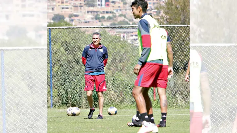 El técnico Diego Cagna (i) dirige los entrenamientos del plantel aviador. ARCHIVO
