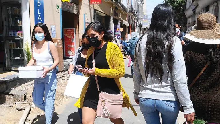 Personas circulan por la ciudad protegidas con barbijos. NOÉ PORTUGAL