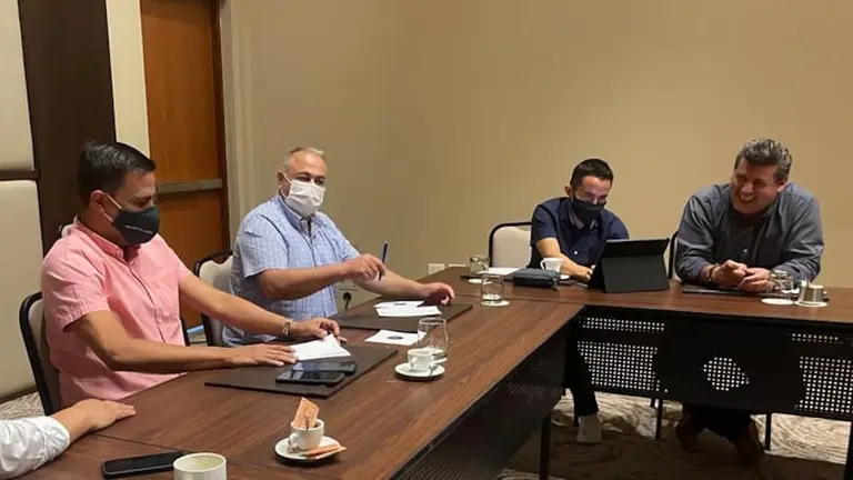 El presidente de la FBF, Fernando Costa, y el seleccionador de la Verde, César Farías, durante la reunión. Prensa FBF