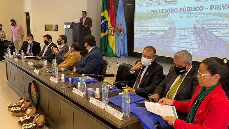 Autoridades y empresarios de Cochabamba, Beni y Rondonia en la reuni&oacute;n en la iCAM. Alejandro Orellana