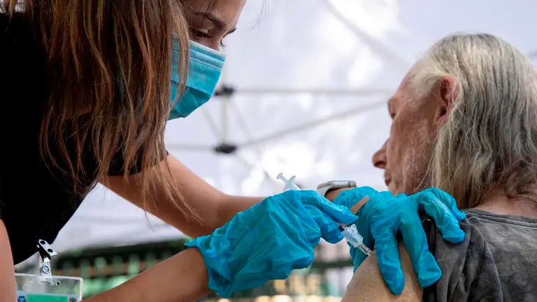 Vacunan contra la COVID-19 en Los Ángeles, California (EEUU). EFE