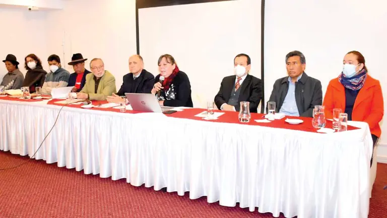 Los abogados, quienes integran el equipo que elevó la propuesta. APG