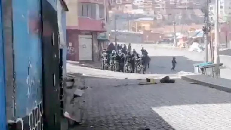 Foto de archivo muestra a un grupo polic&iacute;as en las calles aleda&ntilde;as a Adepcoca en La Paz.
