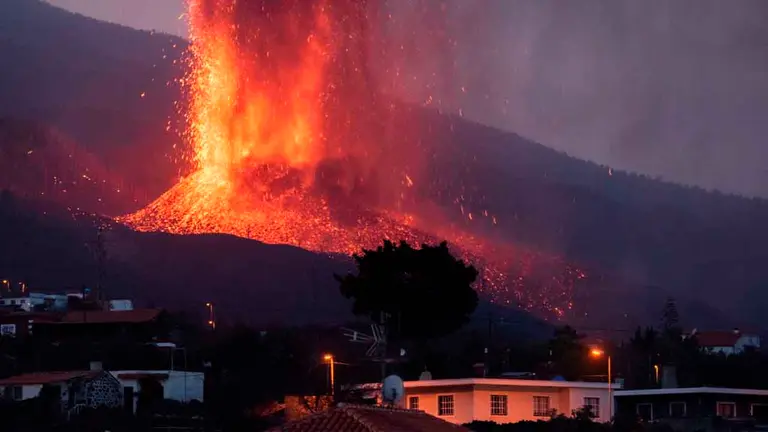 El volc&aacute;n sigue su destrucci&oacute;n en La Palma, aunque la lava avanza lentamente. EFE