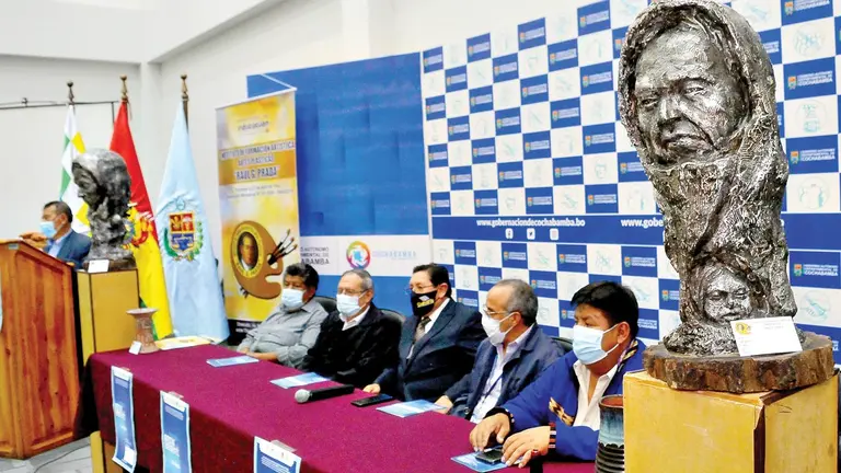 Autoridades y miembros de la Fundación Cultural del BCB en el lanzamiento del evento, ayer. EFE