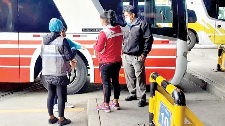 Personal de la Defensoría de la Niñez controla un bus en la Terminal de Cochabamba.  ALCALDÍA DE COCHABAMBA