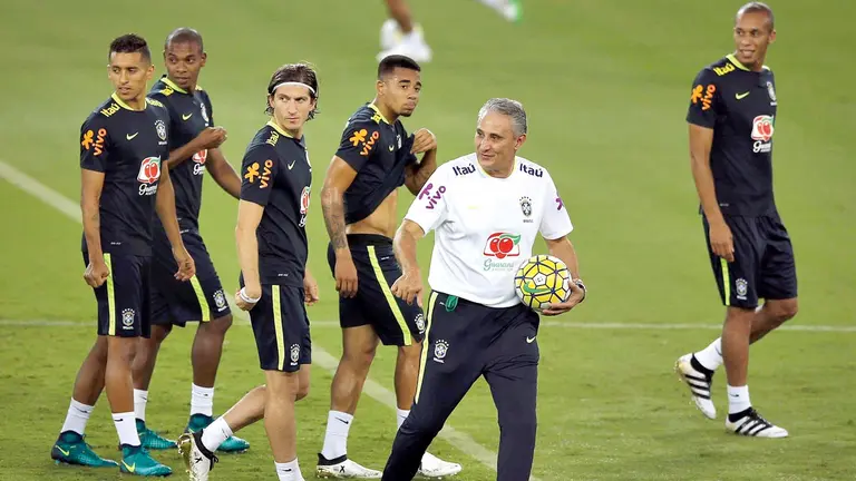 El director técnico del combinado brasileño Tite dirige las prácticas de la Cananrinha de cara a las Eliminatorias. ARCHIVO