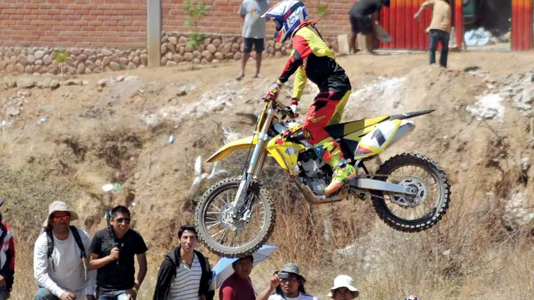 Un piloto en el aire durante una prueba de cross. ARCHIVO