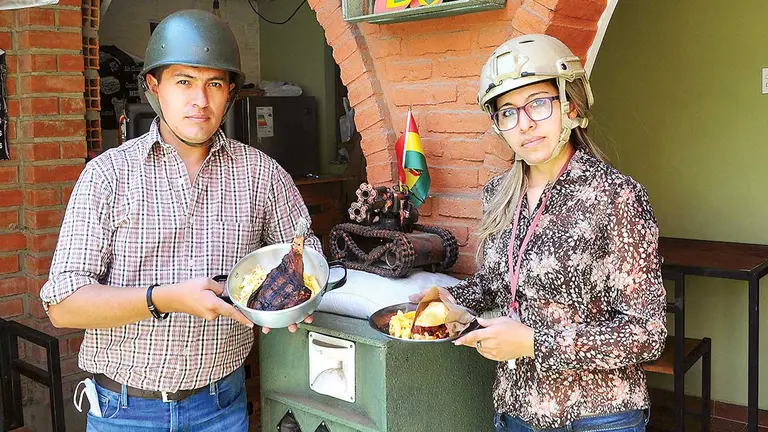 Sadrac Justiniano, apoyado en su esposa, Katherine Arias, decidió abrir La Trinchera, un restaurante temático especializado en carnes asadas. NOÉ PORTUGAL