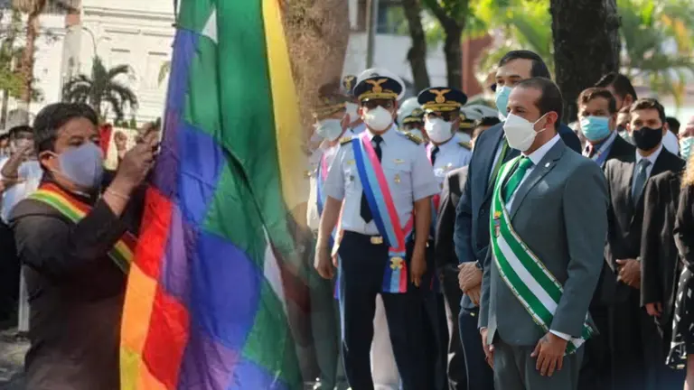 Gobernaci&oacute;n de Santa Cruz califica de imposici&oacute;n la iza de la Wiphala