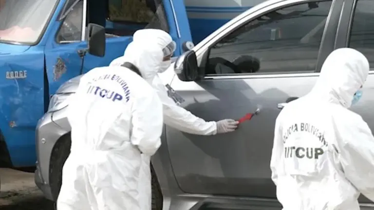 Investigadores procesan la escena del crimen.      RED UNO 