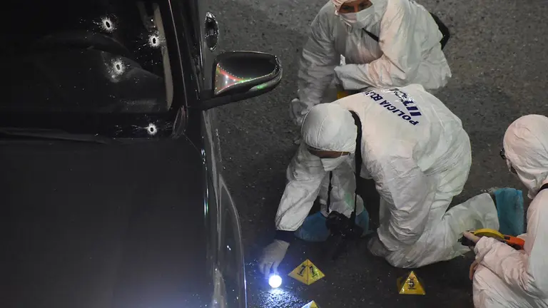 Investigadores procesan la escena del crimen en la avenida Beijing, Cochabamba.         DICO SOLÍS 
