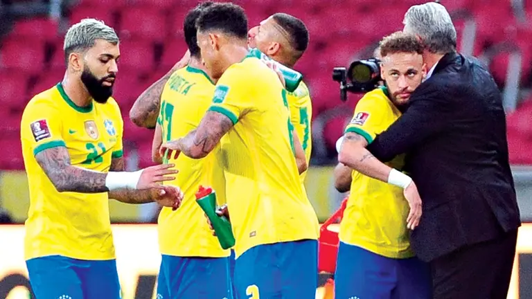 Los jugadores de Brasil junto al técnico Tite, tras un partido internacional de la Canarinha.   ARCHIVO-EFE