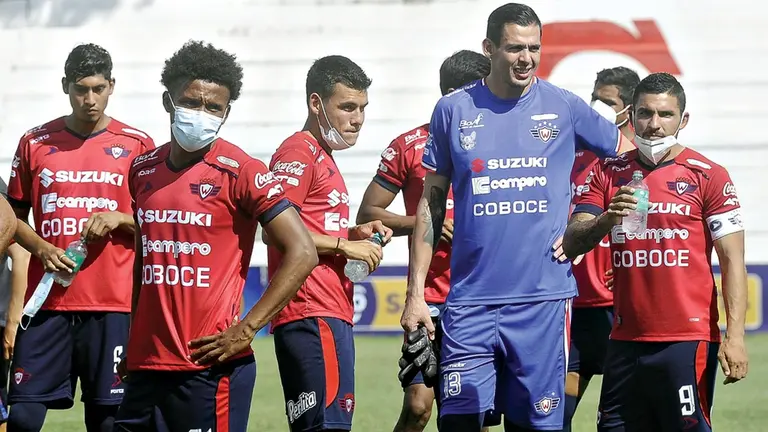 Los jugadores de Wilstermann en el terreno de juego antes de disputar un cotejo. APG