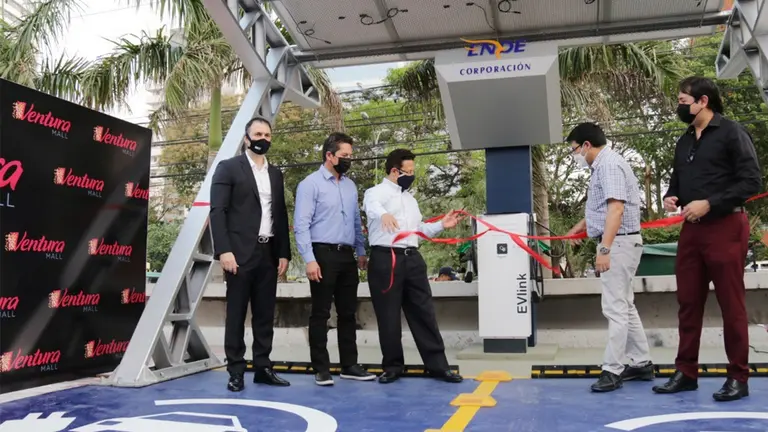 Gobierno inaugura primera estaci&oacute;n de servicio para veh&iacute;culos el&eacute;ctricos en Santa Cruz. ABI