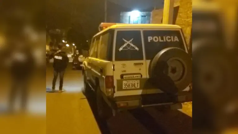 La patrulla policial que llegó al domicilio de la urbanización Mesadilla, en Cochabamba. FOTO- CORTESÍA