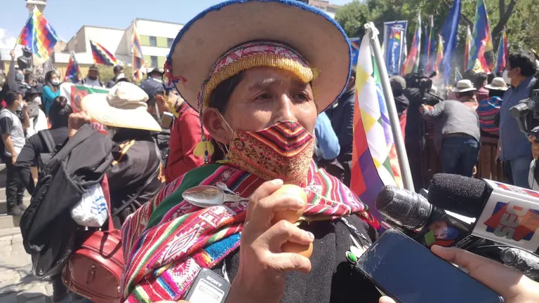 La exdiputada Lidia Patty muestra un par de huevos en la plaza Murillo.