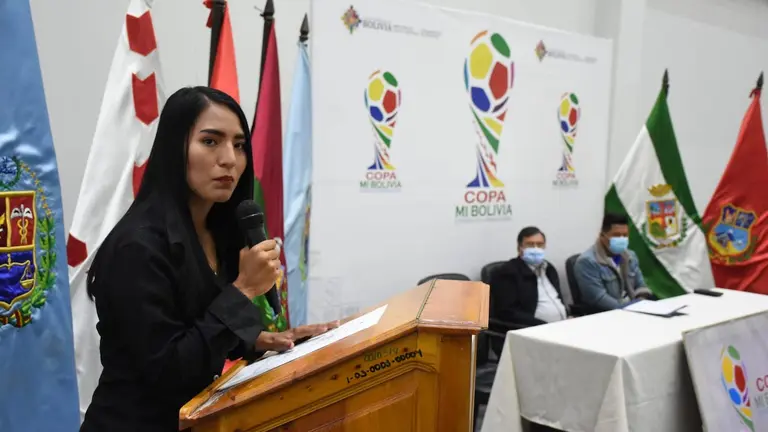 La viceministra de Deportes, Cielo Veizaga, da detalles sobre la competición. El acto contó con la presencia del gobernador de Cochabamba, Humberto Sánchez. Foto Rubén Rodríguez