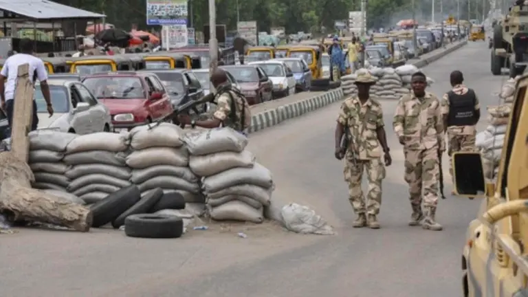 Militares nigerianos en un puesto de control de seguridad en Maiduguri, noreste de Nigeria, en una imagen de archivo. EFE