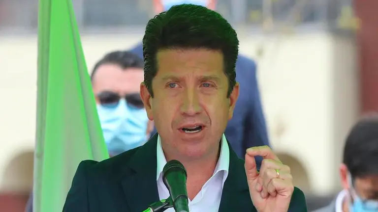 Fotografía fechada el 12 de marzo de 2021 del ministro de Defensa, Diego Molano, durante una rueda de prensa en el municipio de Soacha (Colombia). EFE