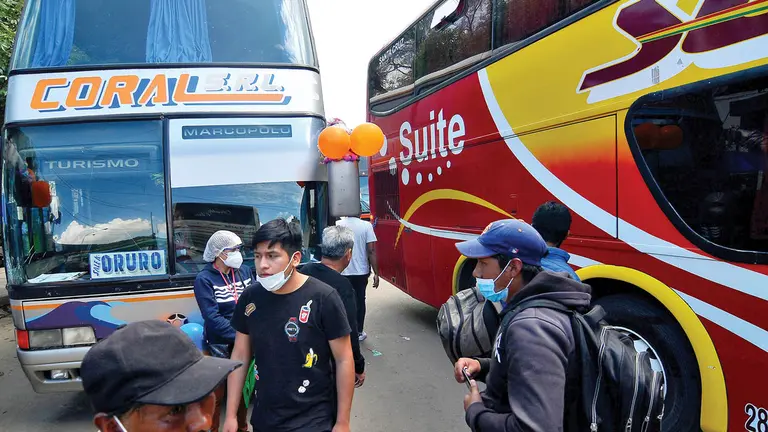 Pasajeros aguardan la partida de una flota en la Terminal de Buses. NOÉ PORTUGAL
