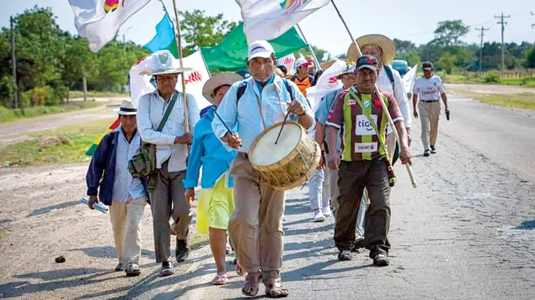 La Marcha Indígena, rumbo a la capital cruceña. WALTER ARRÁZOLA