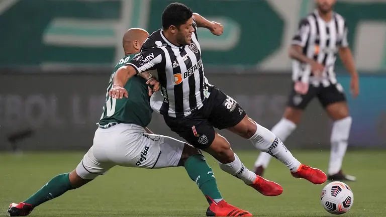 Felipe Melo (i) y Hulk (d) pugnan un balón en el cotejo de ida entre Palmeiras y Atlético Mineiro. EFE