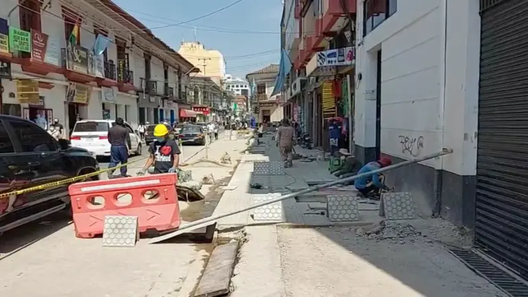 Avance del trabajo de cambio de baldosas en el casco viejo de la ciudad. Foto: Captura GAMC.