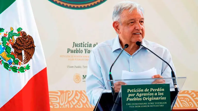 Fotografía cedida hoy por la Presidencia de México, del mandatario mexicano Andrés Manuel López Obrador, durante una conferencia de prensa en la ciudad de Guaymas, estado de Sonora (México). EFE