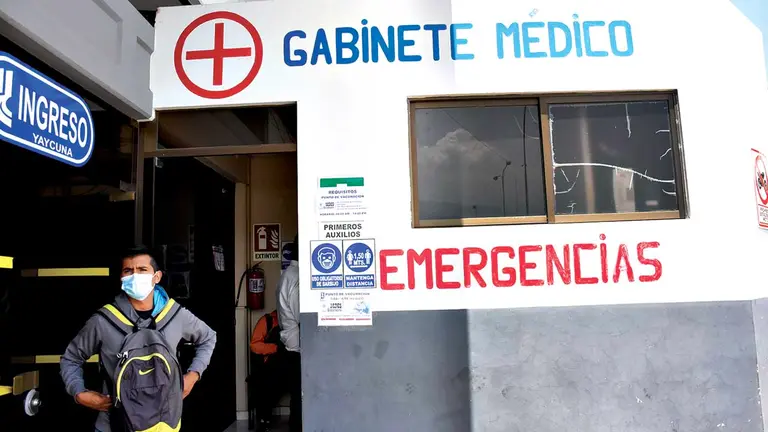 El gabinete médico de la Terminal de Buses de Cochabamba donde la población puede acceder a dosis contra el coronavirus. RUBÉN RODRÍGUEZ