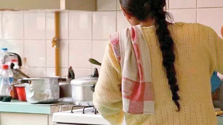 Una trabajadora del hogar se desempeña en la cocina. ARCHIVO-FIDES