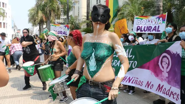 Un grupo de personas participa en un plant&oacute;n en defensa al derecho al aborto libre y seguro. EFE