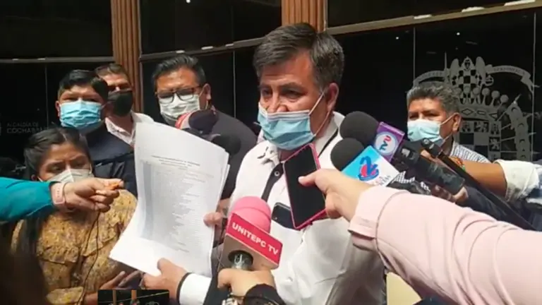 El subalcalde de la Comuna Alejo Calatayud, Roberto Rojas, habla a los medios sobre bloqueos. OPINI&Oacute;N.