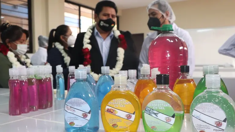 Productos que fabrican estudiantes del colegio Sim&oacute;n Bol&iacute;var en Sacaba. Foto: GAMS.