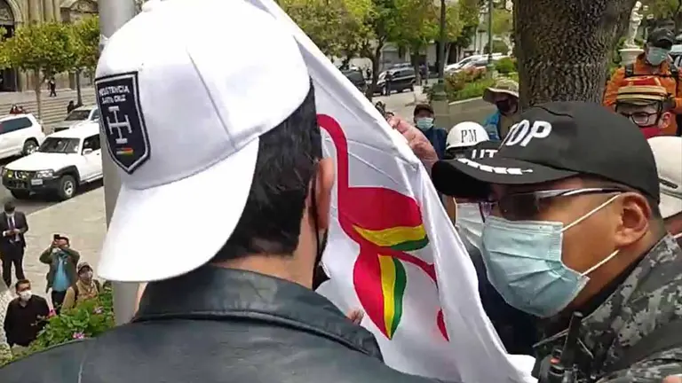 Captura de pantalla del momento en que el joven cruce&ntilde;o intent&oacute; izar la bandera. VOS TV